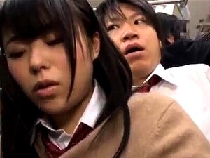 Chicas asiáticas y japonesas montando consoladores en público