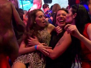 Aficionados a la orgía se llenan de crema. Amateurs de la orgía se