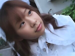 Sumérgete en el atractivo de una bella japonesa inocente, vestida con