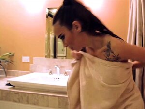 Sandee follada por su vecino obsesionado