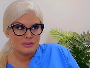 Brazzers - La milf gorda doctora Julie Cash recibe una gran polla
