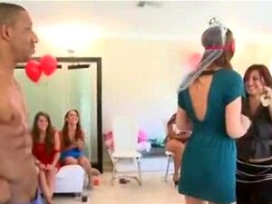 Fiesta de strippers cfnm con oso bailarín