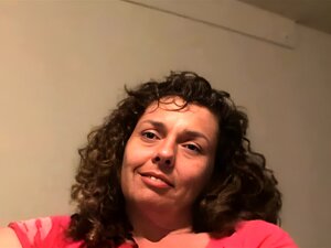 Sumérgete en el mundo crudo y sin censura de las prostitutas maduras