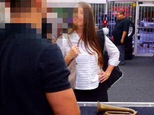 Una impresionante chica empeña su coño y se folla en el peón. La
