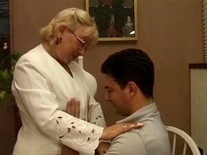 Una dama mayor dando una lección de sexo