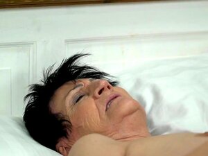 EPISODIOS DE SEXO CON ABUELA - Una gilf con tetas caídas es lamida y