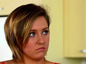 Milf elegante masturbándose y azotando a una linda. Milf elegante