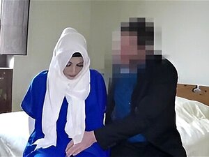 Sumérgete en el encuentro apasionado entre una hermosa árabe