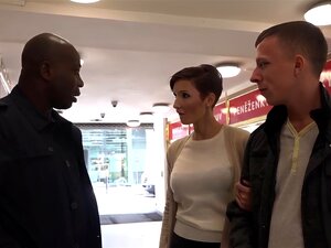 El cornudo Cum Lust mira a la esposa follada por un tipo de ébano