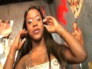 Hottie negra traga una polla enorme Gloryhole 17