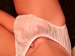 La traviesa linda lame sus bragas. La traviesa lame sus bragas y se