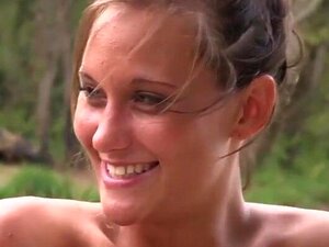 La dulce muñequita fue atrapada en topless junto al río por un