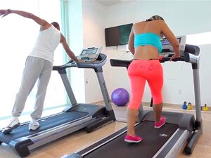 Latina tgirl con grandes tetas mimada con una gran polla, hermosa