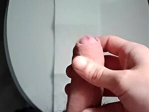 Adolescente Colgado Se Corre En El Asiento Del Inodoro
