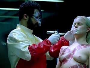 Ingrid Bolsø Berdal en esta escena desnuda muestra su cuerpo tatuado