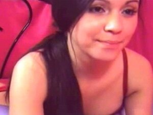 Hermosa morena jugando con su coño en la webcam