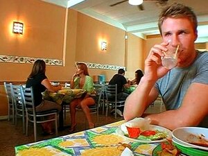 MILF perra chupando una verga linda en un restaurante