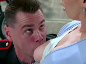 A las celebridades tetonas les chupan los pechos