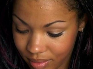 Una chica negra francesa está convencida de hacer porno