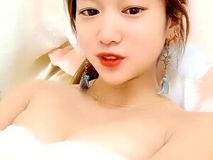 Linda japonesa masturbándose en solitario sin censura