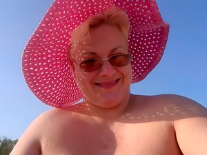 Todos desnudos y meando en la playa pública, espero no ser atrapado