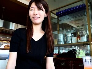 Esposa japonesa solitaria satisfecha sexualmente por un viejo cachondo