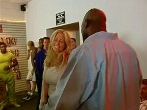 2 rubias en gangbang y fiesta de corridas