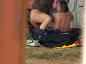 Trío de personas sin hogar en Pure Street Life teniendo sexo en