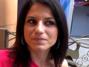 El coño sucio está descubierto para la cámara. El coño sucio y