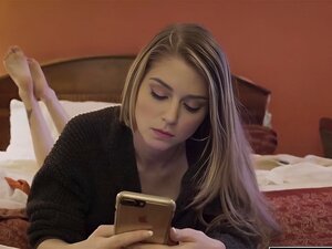 Aburrida y cachonda, decide divertirse un poco con el repartidor