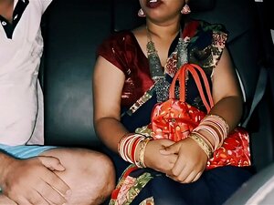 Desi Bhabhi Follada públicamente en el coche con un juego de roles