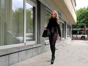 Experimenta la emoción definitiva de un primer gangbang mientras una