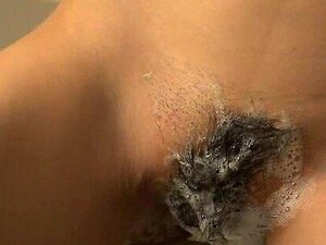 Mayu Kawai se encarga de una polla de juguete en su coño rasurado