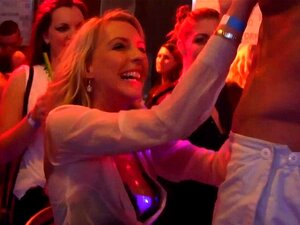 Una amateur tira de una polla negra. Una amateur tira de una verga