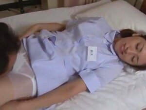 La puta japonesa cachonda Yuri Kashiwaga en Fabulous Nurse, película