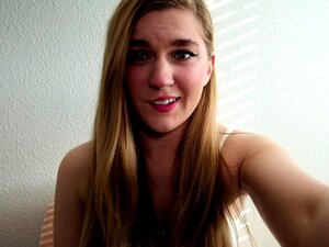 Primera vez anal amateur rubia con culo lubricado y manoseado