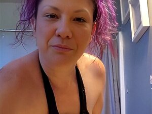 MILF MAQUILLAJE DE CABELLO MORADO BAILANDO BIGBUTT TATUAJES DE CULO