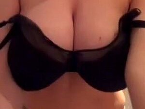 Una mujer de grandes tetas sacó un poco de leche de sus batidos de