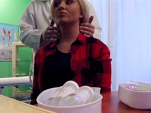 Doctor falso follando a una paciente rubia caliente