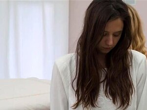 Mormongirlz - Una pelirroja lesbiana seduce a una chica heterosexual