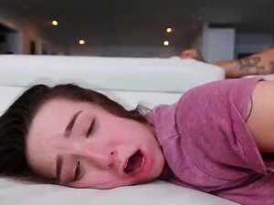 La pequeña linda se atraganta con la polla antes del sexo rudo