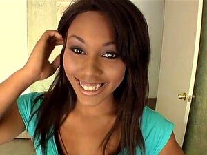 Chica con un culo grueso mostrando un culo gordo