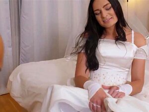 Mira RIM4K. ¡Una chica feliz atrae al novio al sexo durante el cual