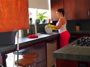 BANGBROS - La sirvienta española con gran trasero Marta La Croft