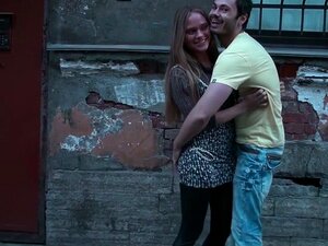 ¡Pareja amateur sucumbe a la tentación en público! Observa cómo