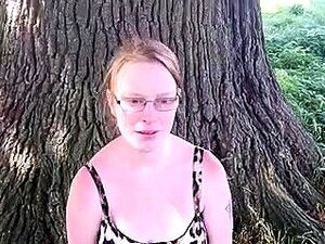 Nerd rubia con grandes tetas se masturba al aire libre
