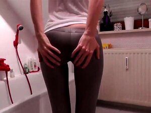 Una morena impresionante en tacones altos se la follan por el culo