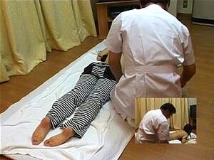 La puta japonesa disfruta de un masaje erótico, muy bonita pero