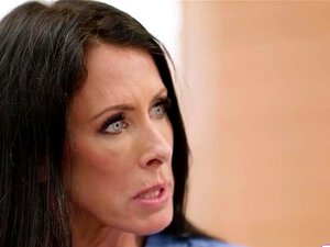 Una chica rubia pequeña actúa mientras está enferma y seduce a su