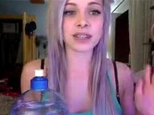 Rubia estadounidense linda Jessie en la webcam masturbándose su